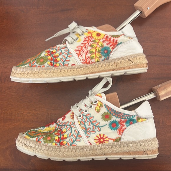 Carmen Saiz embroidered shoes - Picture 2 of 5
